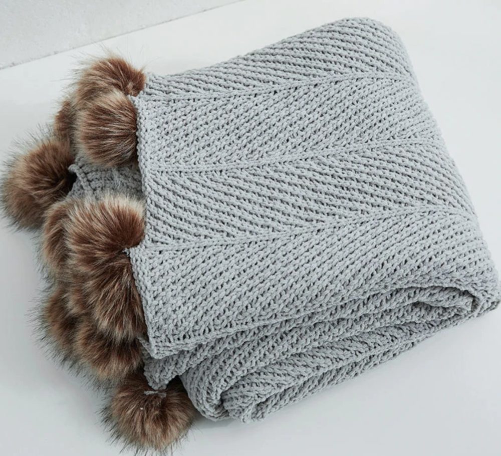 Plaid à pompons tricoté pour l'hiver gris charron WhatsApp Image 2021 01 20 at 20.34.22
