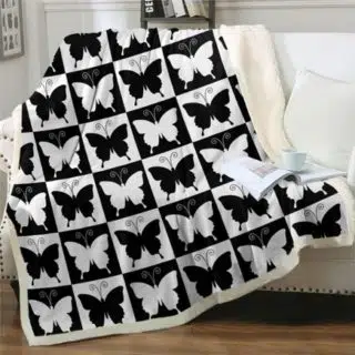 Plaid à motif papillon noir et blanc sur un canapé