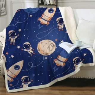 Plaid bleu pour enfant avec fusée, lune et cosmonaute sur un canapé blanc