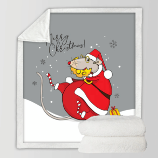 Plaid polaire humoristique avec une grosse souris habillée en père noël en train de manger un morceau de fromage avec "Merry Christmas" écrit en noir sur un fond gris. Deux polaires blancs sont pliés l'un sur l'autre en bas à droite de l'image.