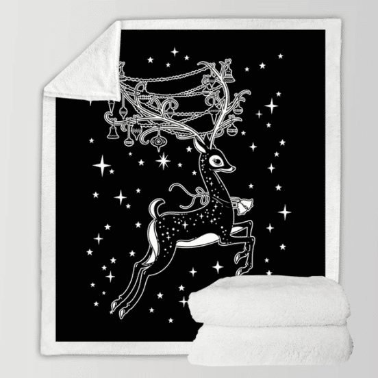 Plaid polaire au fond noir avec un reine dessiné en blanc gambadant dans les étoiles. Deux plaids polaires blancs sont pliés l'un sur l'autre en bas à droite de l'image.