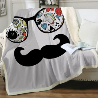 Couverture "Monsieur Moustache" à motifs colorés sur un canapé