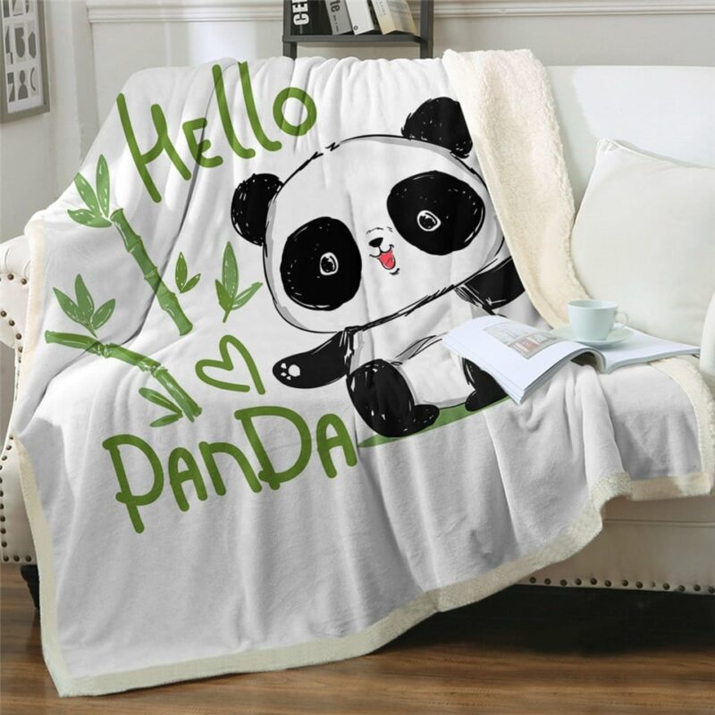 Couverture polaire panda mange son bambou sur un canapé