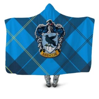 Plaid bleu au motif écossais avec l'écusson central de la maison Serdaigle avec un aigle, issu de la saga Harry Potter.