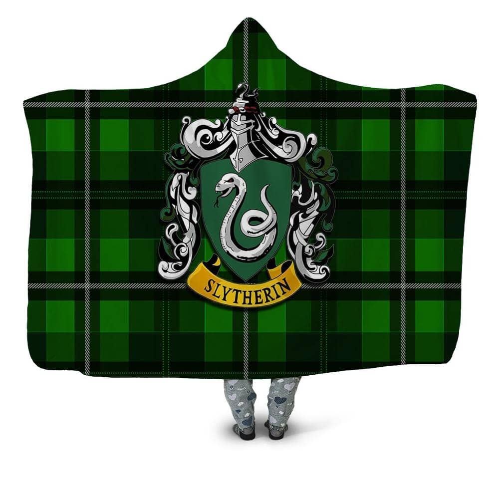 Plaid à enfiler à carreaux verts écossais avec au milieu l'emblème en écusson des Serpentard de la saga Harry Potter.