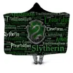 Plaid à enfiler noir et vert avec un logo central de la famille des Serpentards de l'univers de Harry Potter et des inscriptions tout autour.
