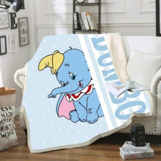 Plaid bleu clair avec nom et personnage Dumbo en bleu étendu sur un canapé blanc dans un salon