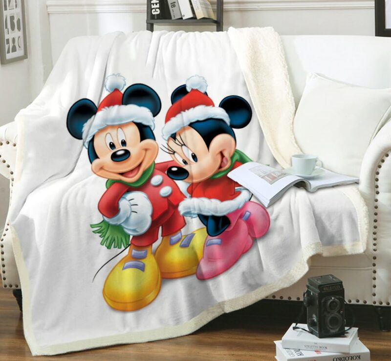 Plaid blanc Mickey et Minnie univers Noël sur un canapé blanc