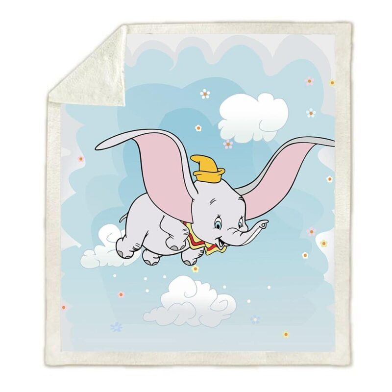 Plaid bleu clair avec Dumbo avec oreilles roses qui vole dans le ciel parmi les nuages.