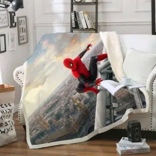 Plaid polaire avec Spiderman sur un tuyau en hauteur surplombant la ville en contrebas. Le plaid est étendu sur un canapé blanc dans un décor de salon.