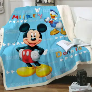 Plaid Disney bleu avec motif Mickey et Donald sur un canapé blanc