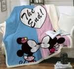 Plaid enfant à motif Mickey et Minnie sur un canapé blanc