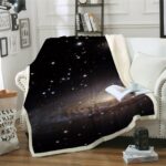 Plaid noir avec la galaxie étoilée dans un salon posé sur un canapé blanc