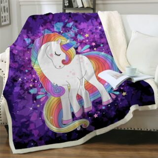 Plaid poney licorne avec fond violet sur un canapé