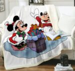 Plaid Merry Christmas avec motif Mickey et Minnie sur un canapé blanc