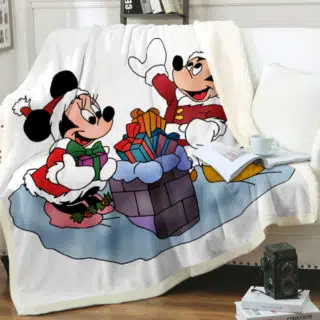 Plaid Merry Christmas avec motif Mickey et Minnie sur un canapé blanc