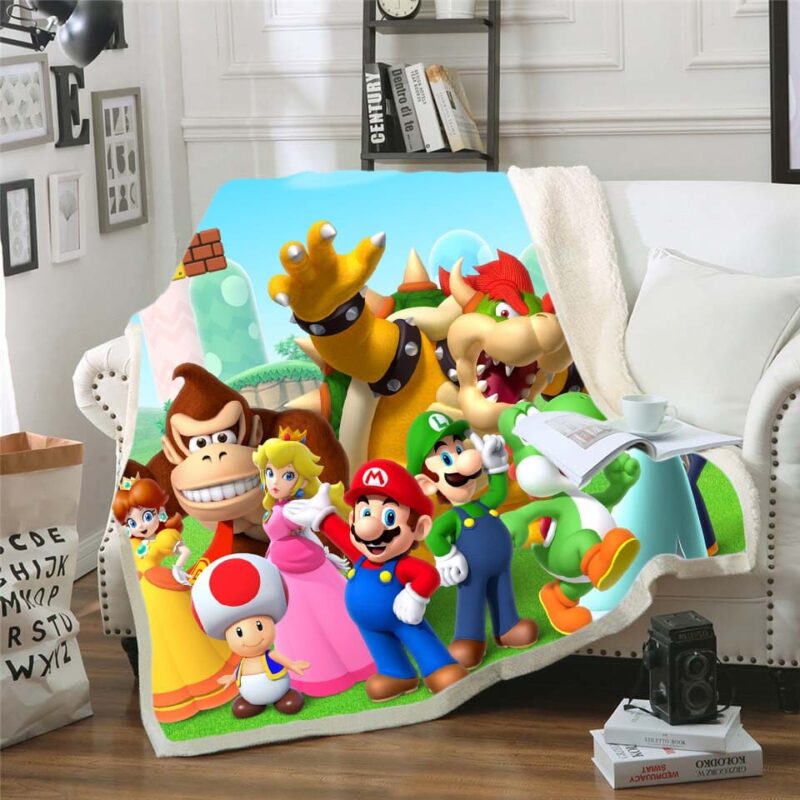 Plaid polaire multicolore avec les personnages emblématique de Mario Bros . Il est étendu sur un canapé blanc dans un décor de salon.