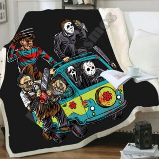 Plaid noir avec personnages de film d'horreur (Freddy, Chuky, Scream...) dans un van coloré. Il est étendu sur un canapé blanc avec un livre ouvert posé dessus.