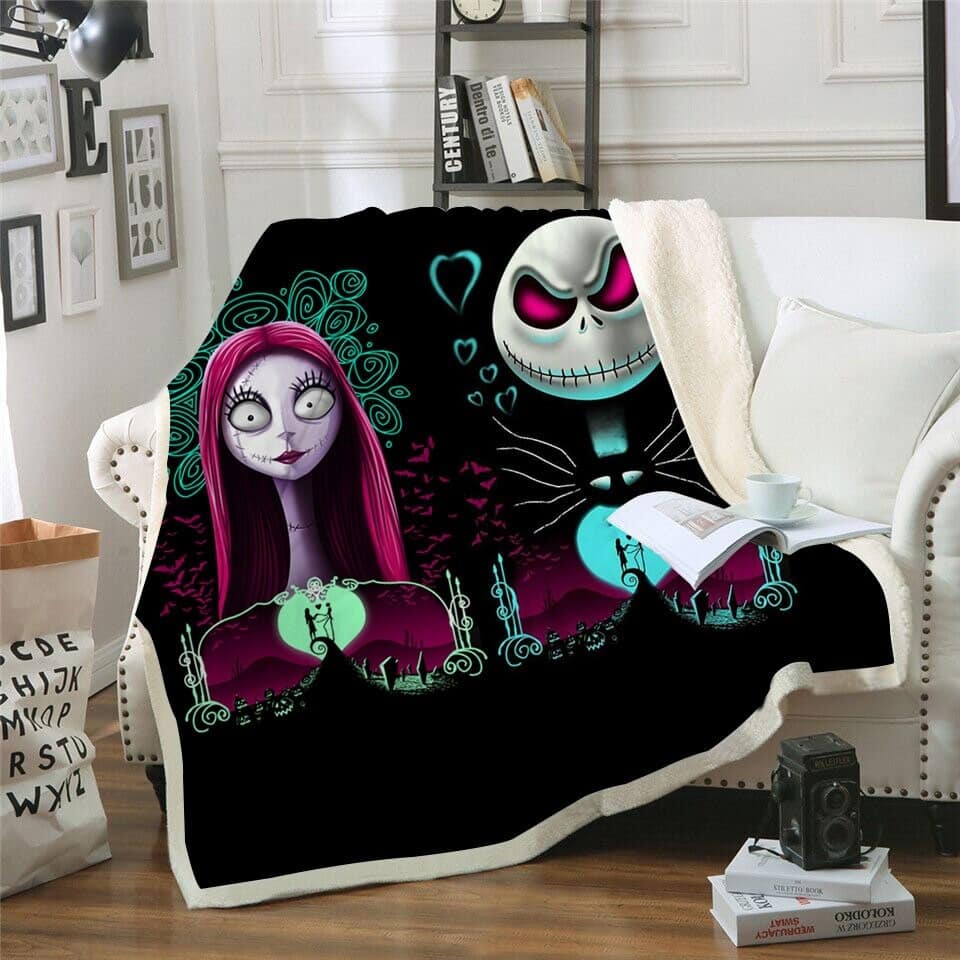 Plaid polaire avec Monsieur Jack et sa compagne Sally en couleurs fluorescentes sur un fond noir. Le plaid est étendu sur un canapé blanc dans un décor de salon avec un livre ouvert et une tasse sur le dessus .