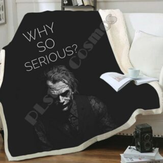 Plaid noir avec image de la tête de Joker avec inscription "why so serious? "sur un canapé blanc.