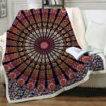 Plaid polaire avec imprimé mosaïque sur un canapé