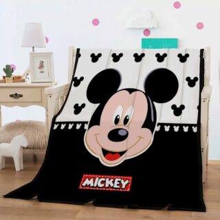 Plaid polaire cartoon à motif Mickey dans une chambre sur une chaise blanche
