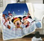 Plaid polaire Disney Mickey, Minnie et Pluto sur un canapé blanc