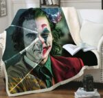 Plaid polaire Joker coloré imprimé double face sur un canapé blanc