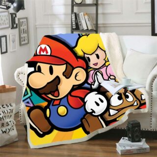 Un plaid coloré avec les dessins de Mario Bros et la princesse et du champignon en mouvement. Le plaid est étendu sur un canapé blanc dans un décor de salon à côté d'un coussin blanc .