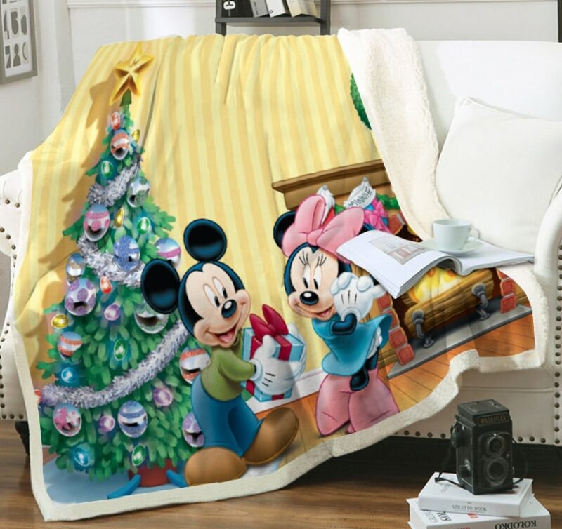 Plaid polaire merry Christmas imprimé Mickey et Minnie sur un canapé blanc