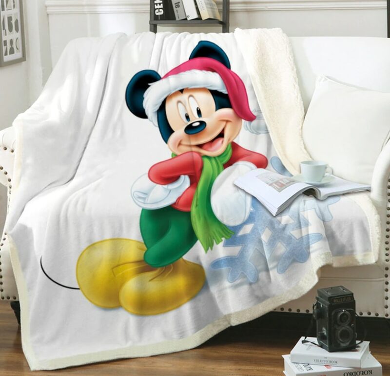 Plaid polaire Merry Christmas Mickey sur un canapé blanc