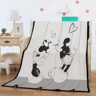 Plaid polaire noir et blanc Mickey et Minnie dans une chambre sur une chaise blanche