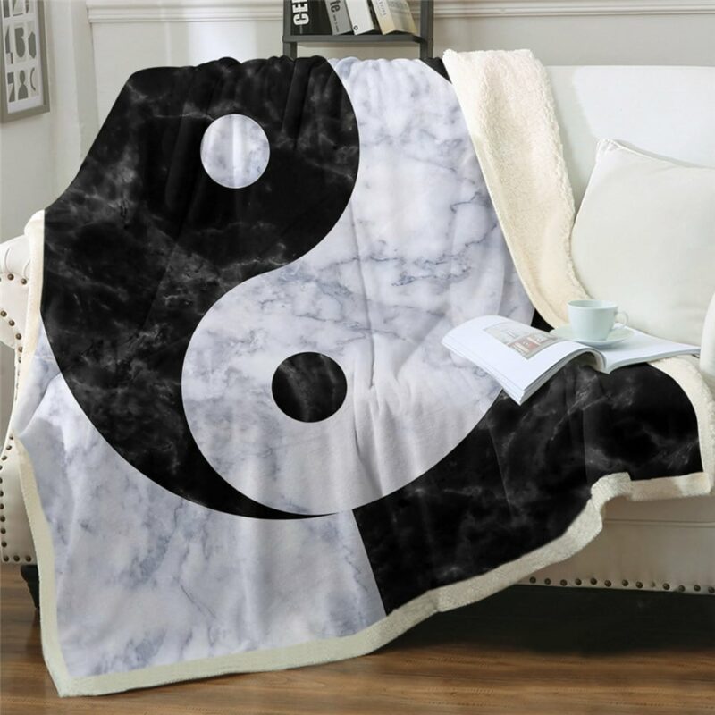 Plaid polaire yin et yang marbré sur un canapé