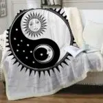 Plaid polaire yin et yang soleil et lune sur un canapé