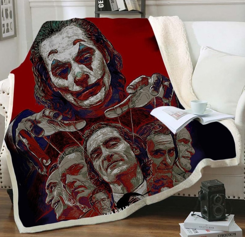 Plaid rouge et noire avec imprimé Joker 3D sur un canapé blanc