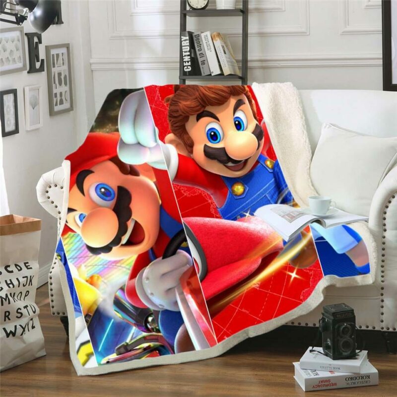 Plaid polaire coloré en rouge et bleu avec deux têtes de Mario en plein action. Il est étendu sur un canapé blanc à côté d'un coussin blanc dans un décor de salon.