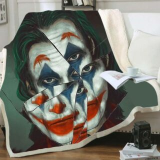 Plaid vert avec imprimé Joker 3D avec visage déstructuré comme un miroir brisé sur un canapé blanc
