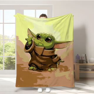 Couverture Disney Yoda porté à bout de bras par une personne dans ce qui semble être un salon