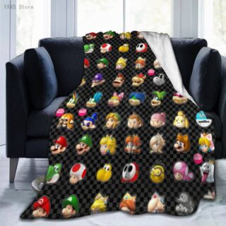 Plaid en damier noir et gris avec les têtes colorées des personnages du jeu vidéo Mario Bros. Le plaid est étendu entre deux coussins d'un canapé gris foncé à deux places .