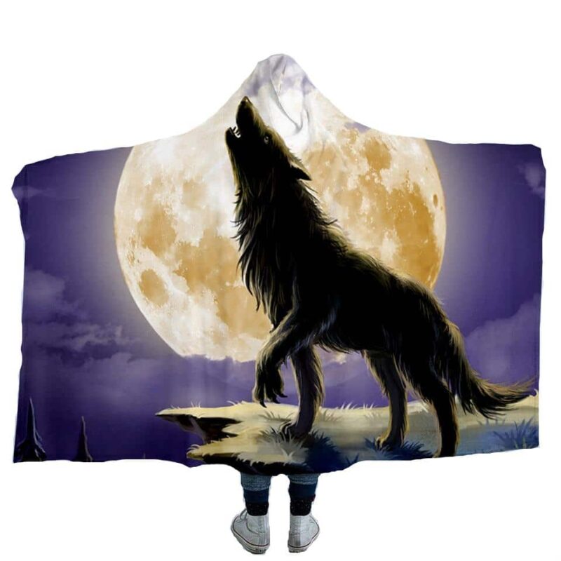 On voit une personne de dos qui porte un plaid à capuche avec un motif de loup qui hurle à la lune.