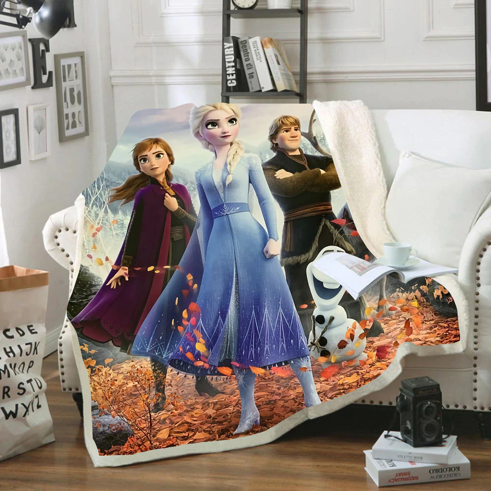 Plaid polaire avec Elsa la Reine des neiges, Anna, Kristoff et Olaf . Il est étendu sur un canapé blanc dans un décor de salon.