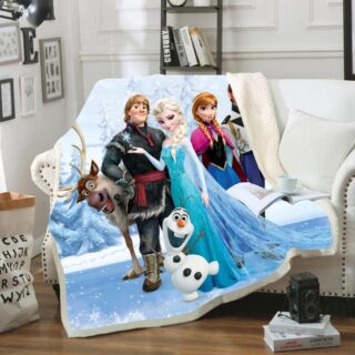 Plaid en polaire coloré avec les personnages de la Reine des neiges . Le plaid est étendu sur un canapé blanc dans un décor de salon.