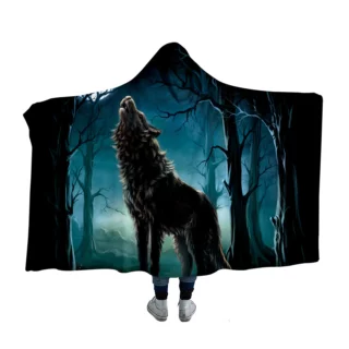 On voit une personne de dos entièrement recouverte d'un plaid à capuche motif loup qui hurle dans la nuit.