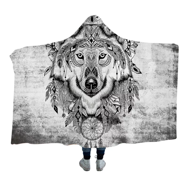 On voit une personne de dos totalement masquée par une immense plaid à capuche avec un imprimé loup.