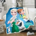 Plaid bleu en polaire avec les personnages de la Reine des neiges : Elsa, Anna et Olaf . Le plaid est étendu sur un canapé blanc dans un décor de salon.