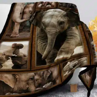 On voit un plaid marron avec un patchwork de photos d'éléphants dans les tons sépia/marron.