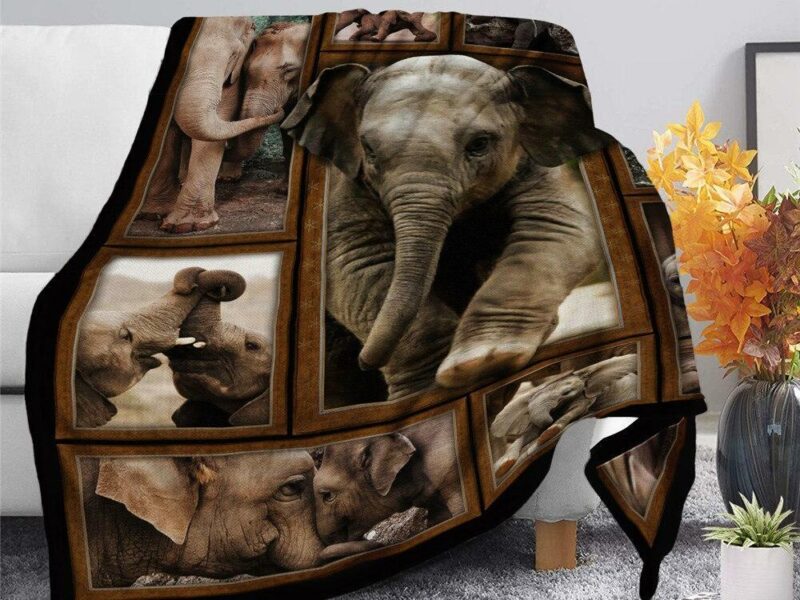 On voit un plaid marron avec un patchwork de photos d'éléphants dans les tons sépia/marron.
