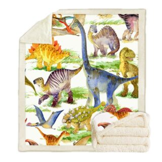 Sur fond blanc, une couverture polaire avec des dinosaures multicolores dessinés en aquarelle. Sur le côté droit , une autre couverture pliée avec la polaire apparente.