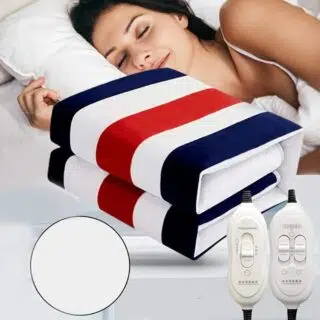 Couverture chauffante bleu rouge et blanche avec telecommande a coté d'une femme qui dort sur un oreiller blanc