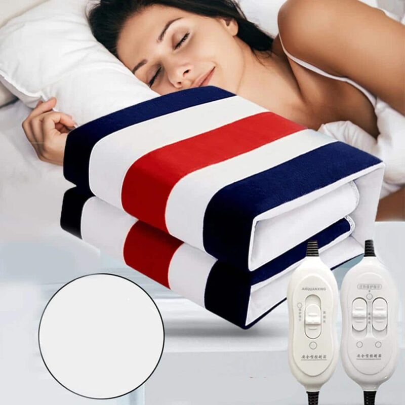 Couverture chauffante bleu rouge et blanche avec telecommande a coté d'une femme qui dort sur un oreiller blanc